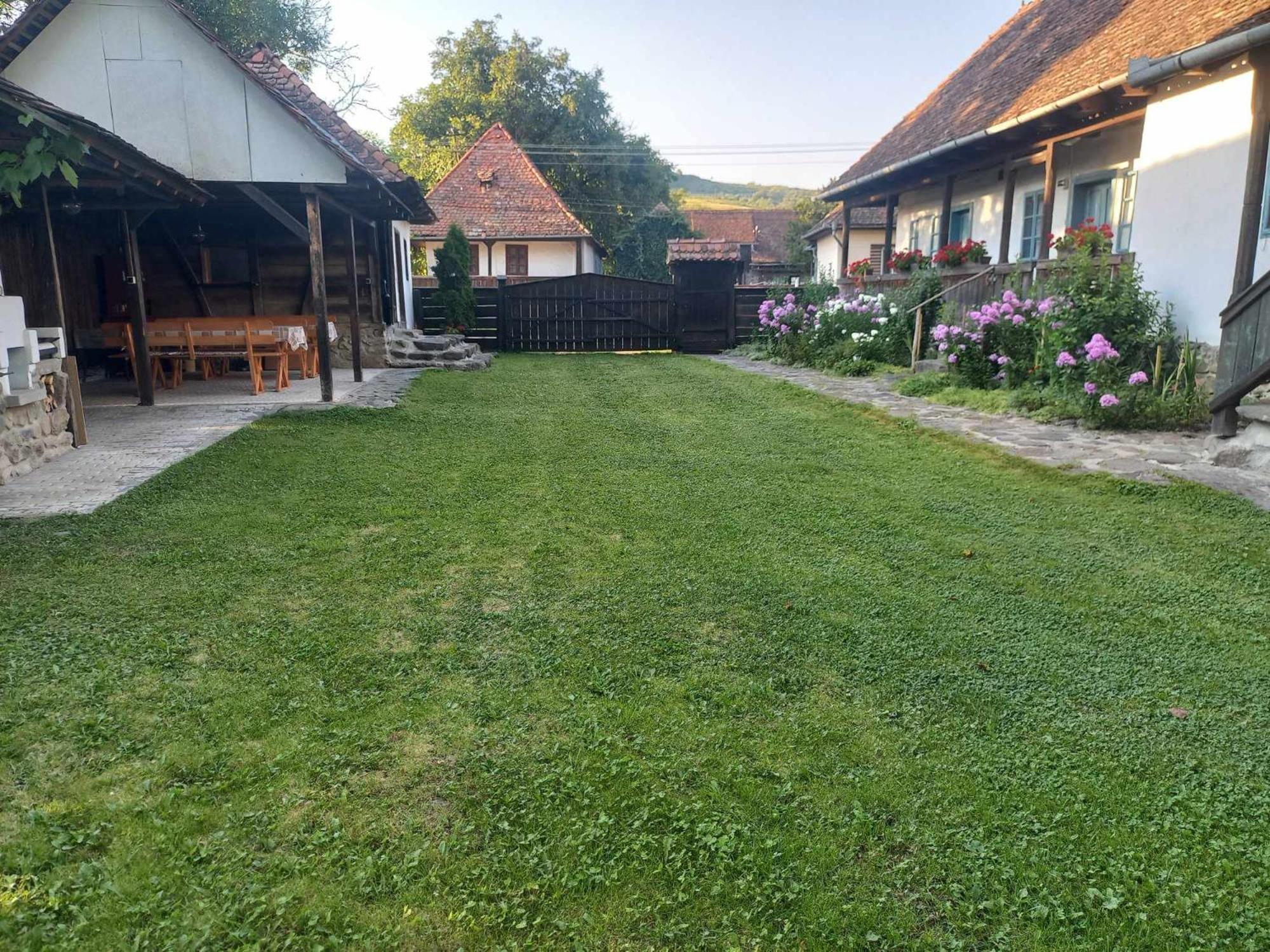 Отель Biro Vendeghaz Sarateni Экстерьер фото